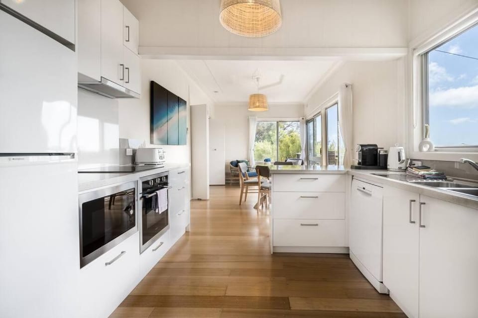 'The Eagles Nest' A Cosy, Coastal Retreat House in Melbourne