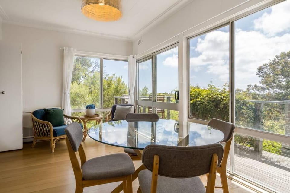 'The Eagles Nest' A Cosy, Coastal Retreat House in Melbourne
