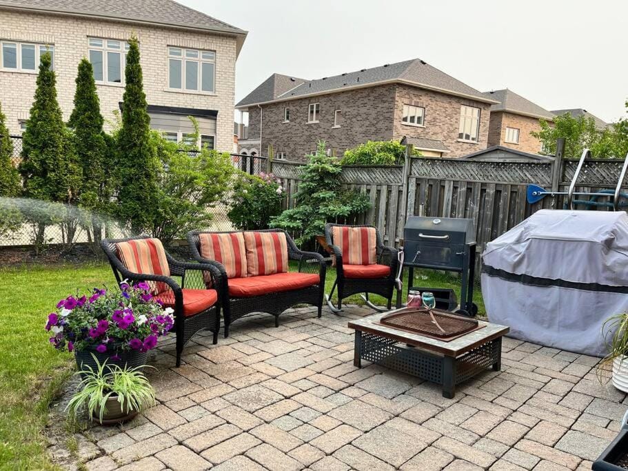 Poolside entire lower level apt House in Oshawa