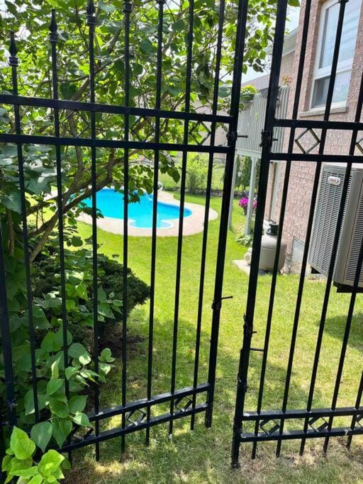 Poolside entire lower level apt House in Oshawa