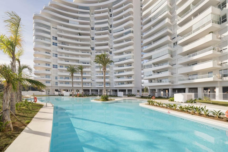 Property building, Swimming pool, sunbed