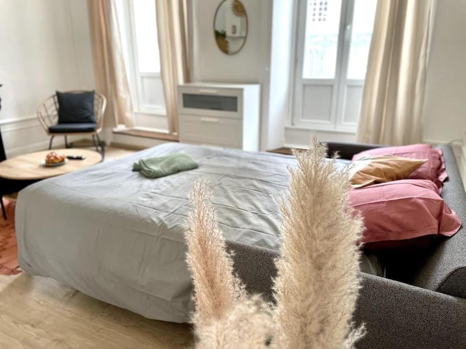Bed, Living room, Bedroom