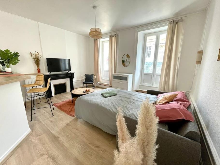 Bed, TV and multimedia, Living room, Photo of the whole room, Seating area, Bedroom