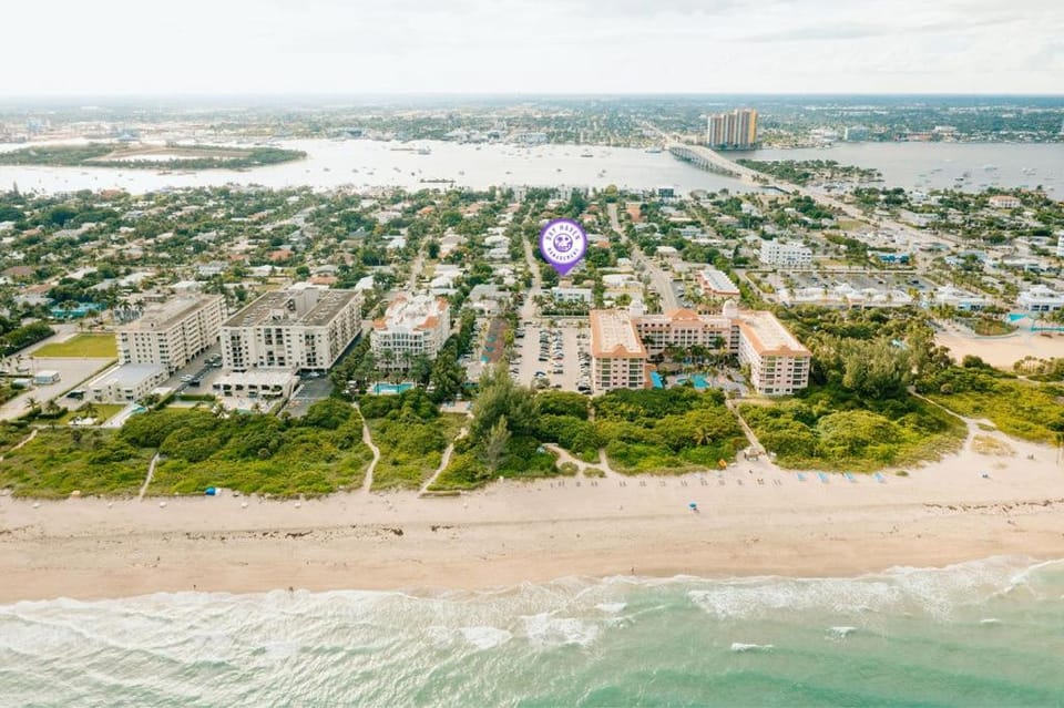 Steps To Beach! 4 Condos In 1- Perfect For Groups Apartment in Riviera Beach