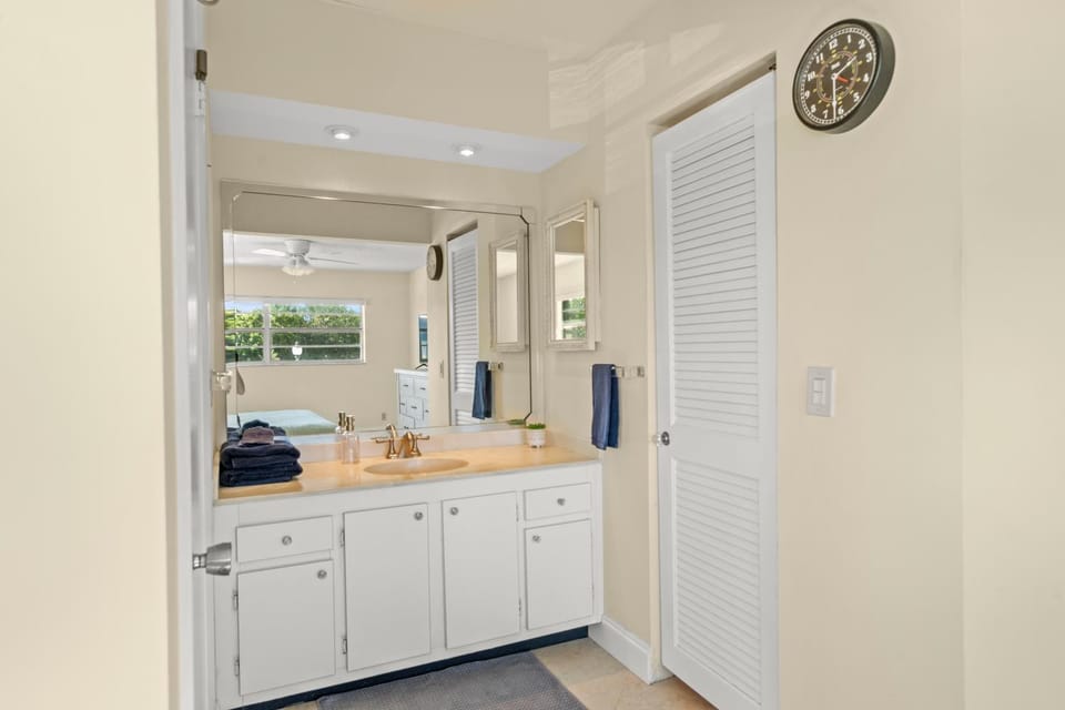 Steps To Beach! 4 Condos In 1- Perfect For Groups Apartment in Riviera Beach
