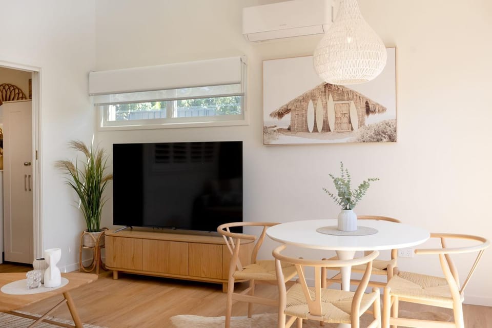 TV and multimedia, Living room, Seating area, Dining area, air conditioner