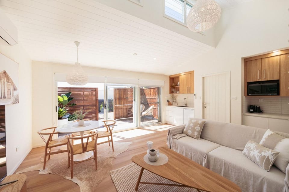 TV and multimedia, Kitchen or kitchenette, Living room, Photo of the whole room, Seating area, Dining area