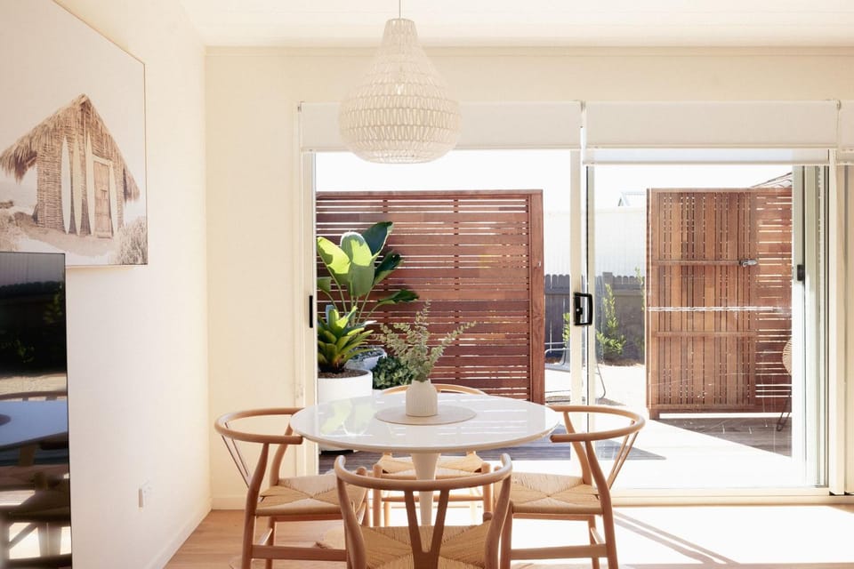 Patio, TV and multimedia, Seating area, Dining area