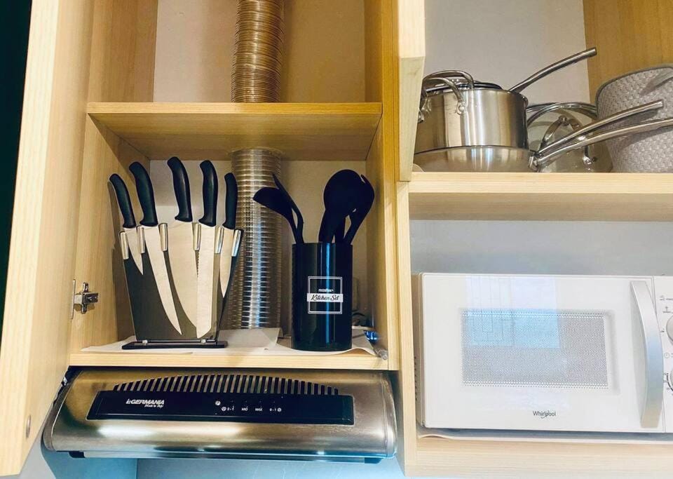Kitchen or kitchenette, minibar