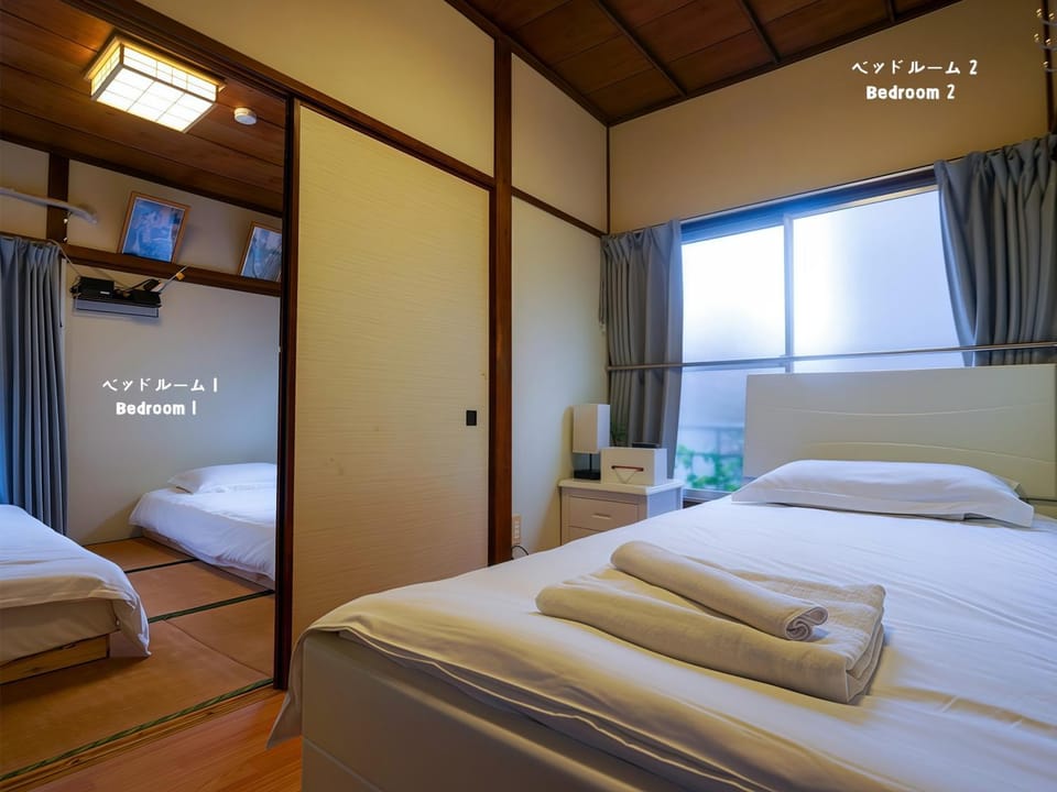 Bed, Photo of the whole room, Bedroom, Text overlay, towels, wardrobe