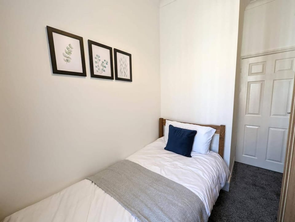 Enjoy a spacious 3 BR w your family and friends Apartment in South Shields