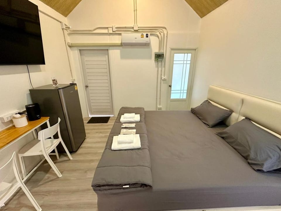 Bed, TV and multimedia, Photo of the whole room, Seating area, Bedroom