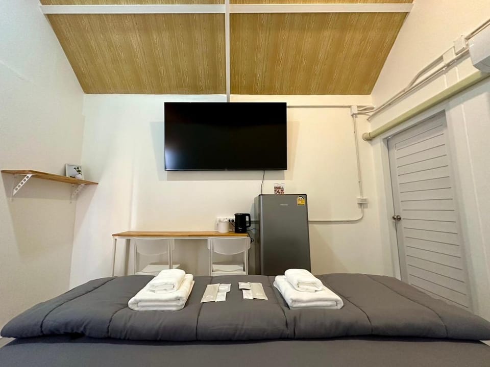 Bed, TV and multimedia, Photo of the whole room, Bedroom, towels