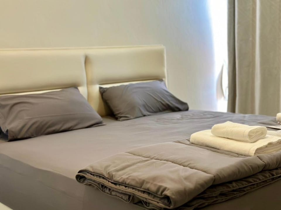 Bed, Photo of the whole room, Bedroom, towels