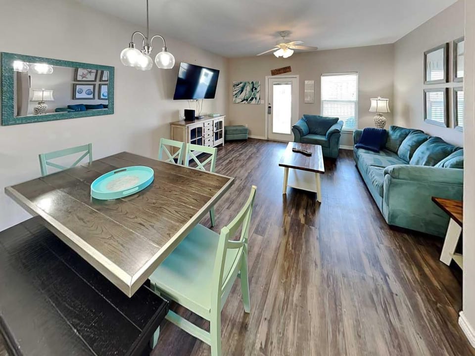 TV and multimedia, Living room, Seating area, Dining area, furniture
