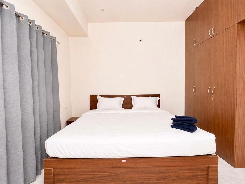 Bed, Photo of the whole room, Bedroom, towels, wardrobe
