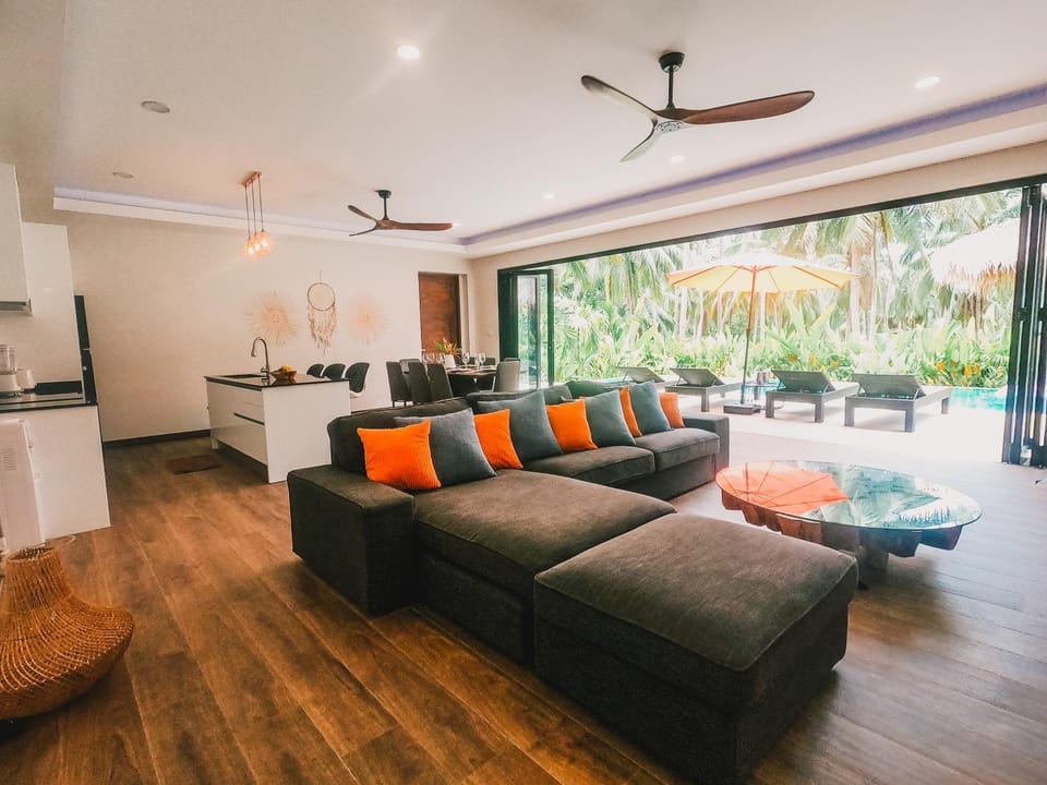 Living room, Dining area