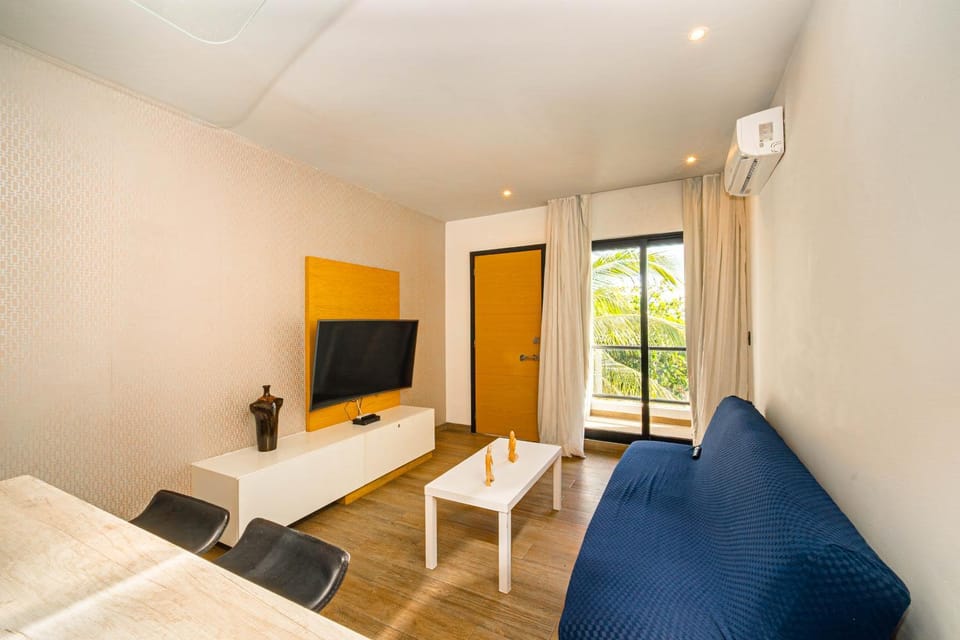 Communal lounge/ TV room, TV and multimedia, Living room, air conditioner