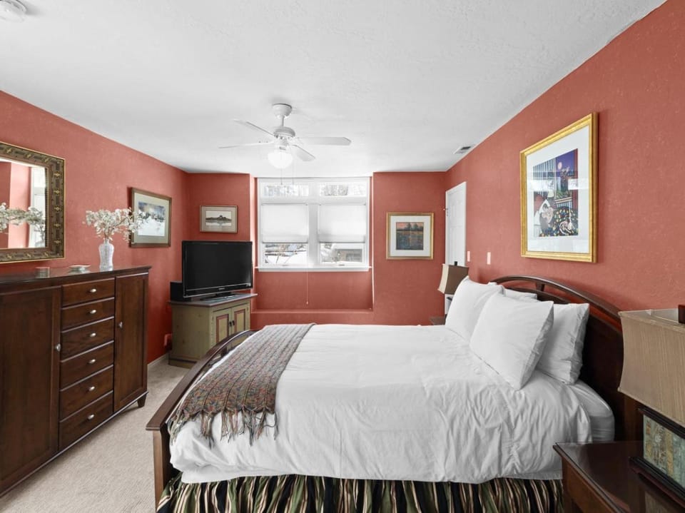 5BR with Hot Tub Minutes to Ski Resort! House in Park City