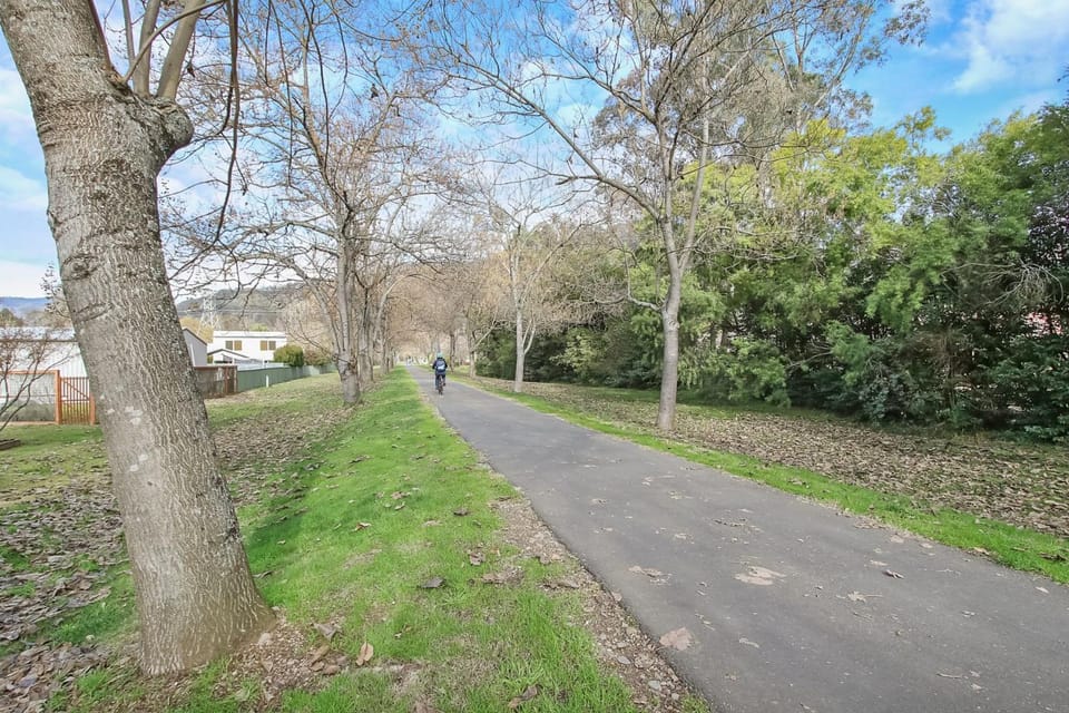 Grevillea Gardens Unit 6 Apartment in Porepunkah