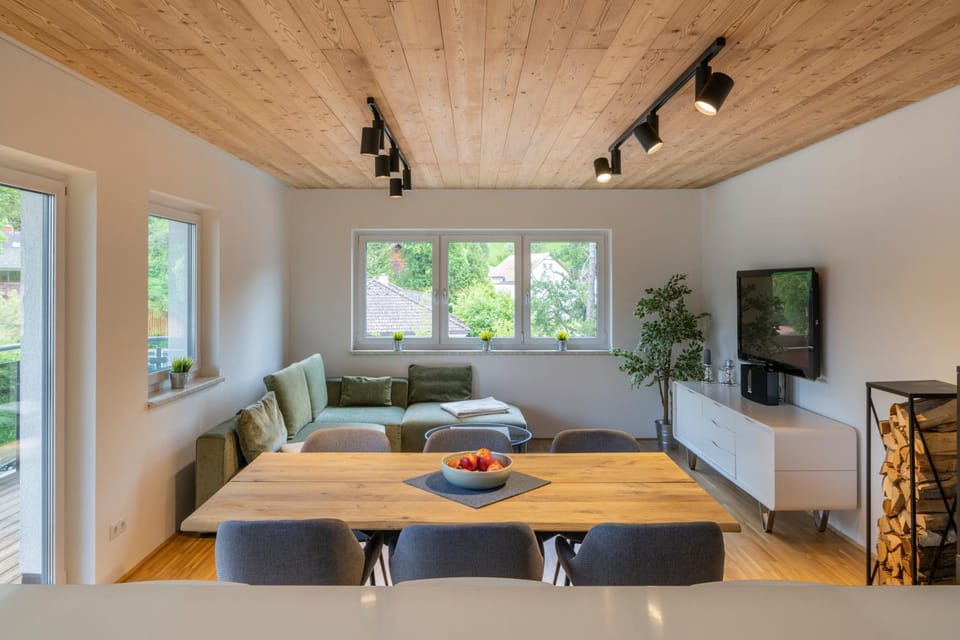 Communal lounge/ TV room, TV and multimedia, Living room, Seating area, Dining area, Evening entertainment