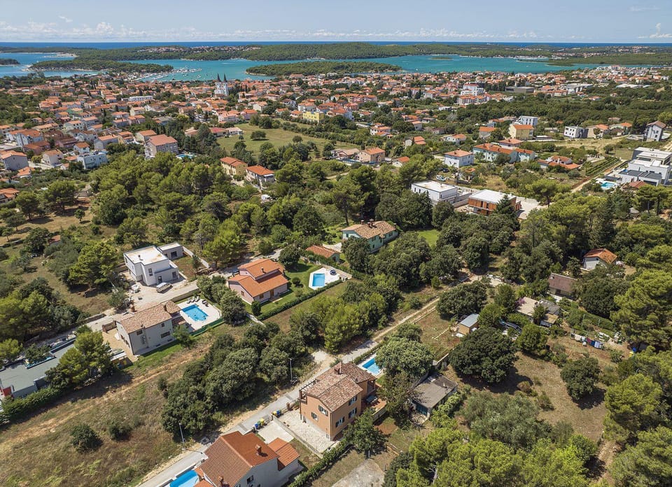Villa mit beheiztem Privatpool, BBQ, Darts House in Medulin