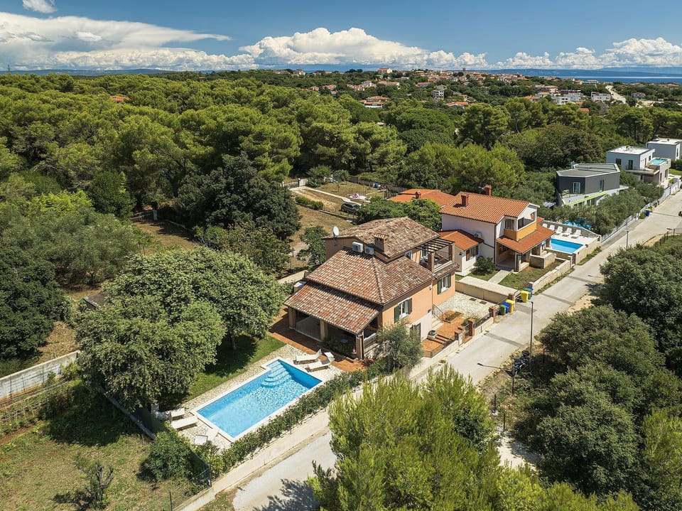 Villa mit beheiztem Privatpool, BBQ, Darts House in Medulin