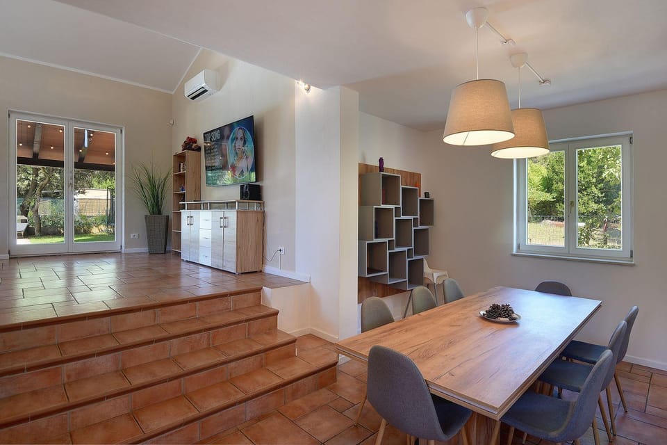Villa mit beheiztem Privatpool, BBQ, Darts House in Medulin