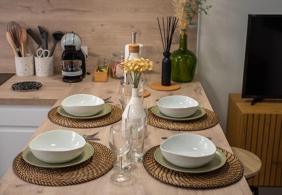 Kitchen or kitchenette, Dining area