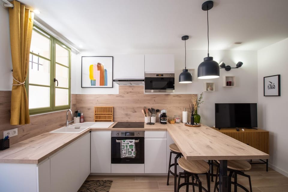 Kitchen or kitchenette, Dining area, minibar, pet friendly, stove