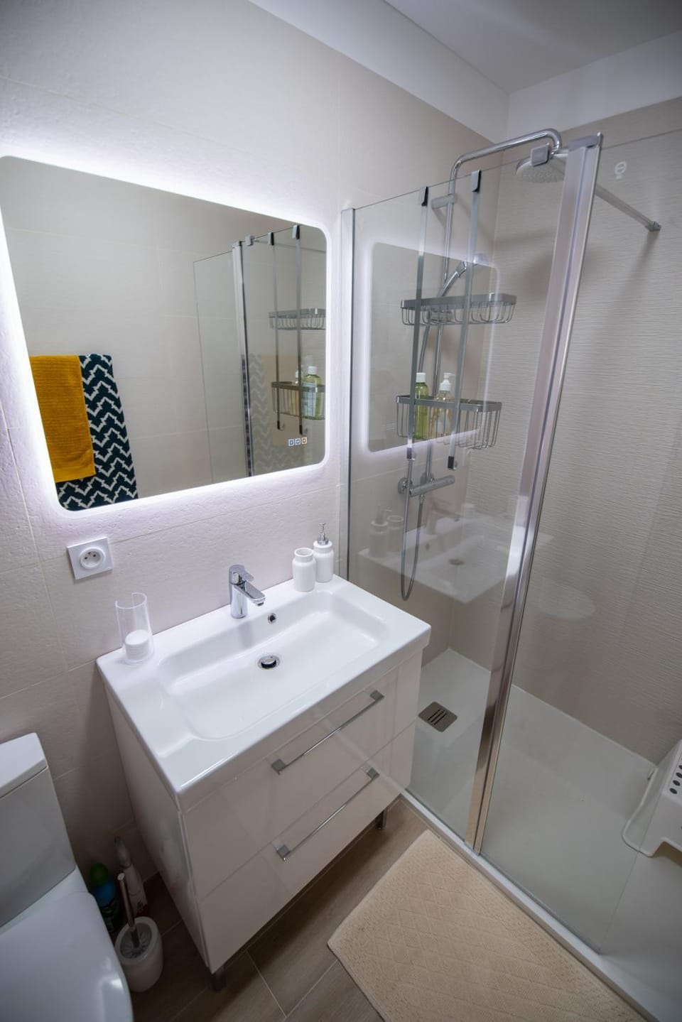 Shower, Toilet, Bathroom, towels
