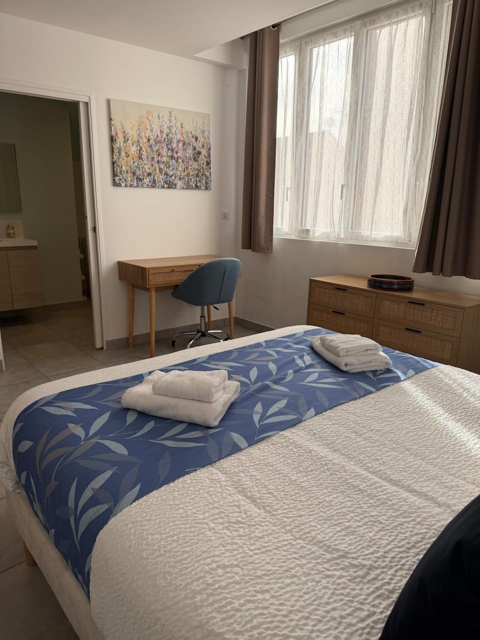 Bed, Photo of the whole room, Bedroom, towels