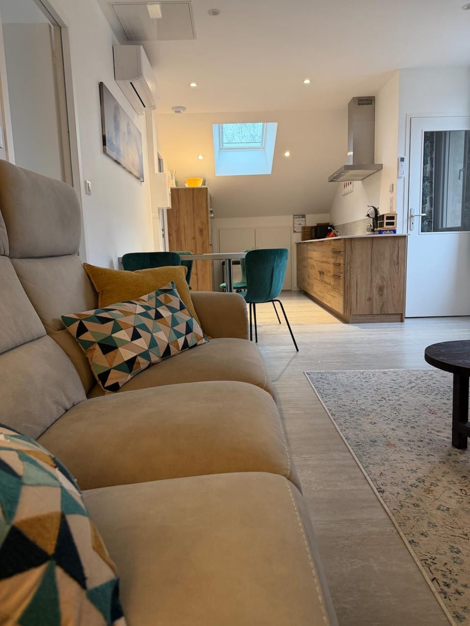Kitchen or kitchenette, Living room, Seating area, Dining area