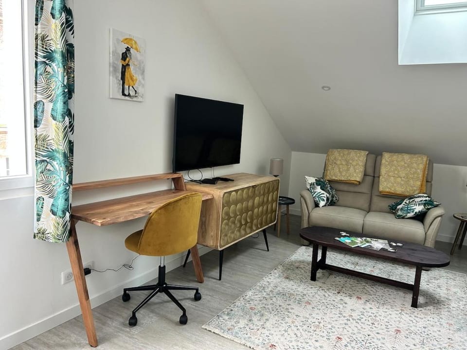 TV and multimedia, Living room, Seating area, Evening entertainment