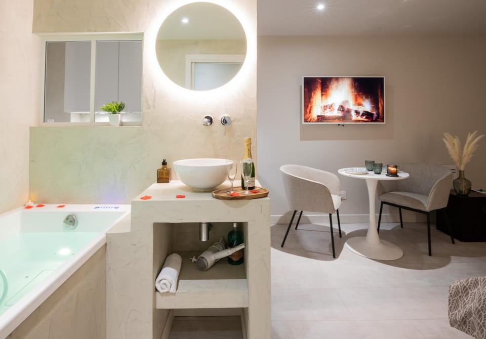 Bathroom, TV and multimedia, Seating area, Bath, towels