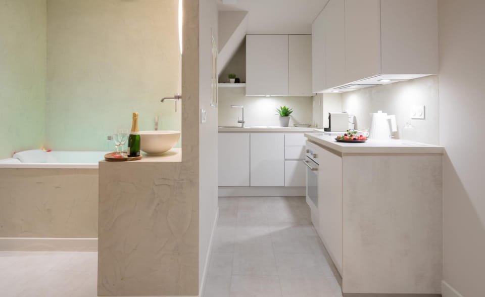 Kitchen or kitchenette, dishwasher