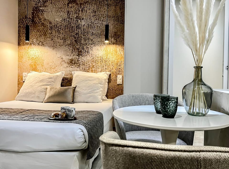 Bed, Seating area, Bedroom