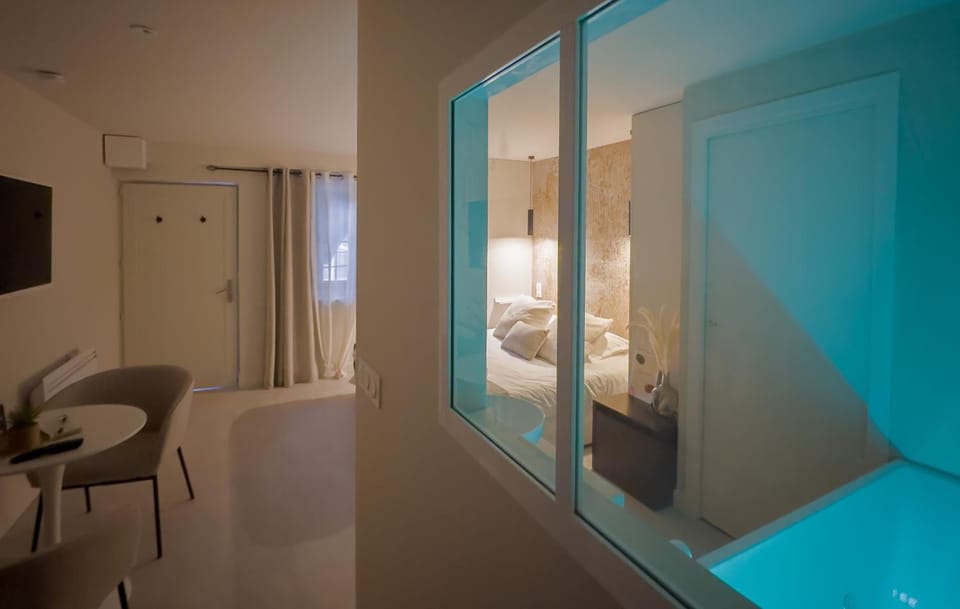Bed, TV and multimedia, Bedroom