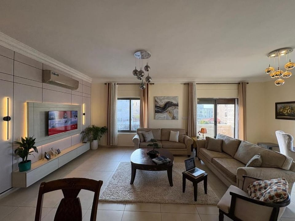 Communal lounge/ TV room, TV and multimedia, Living room, Seating area, Evening entertainment, air conditioner