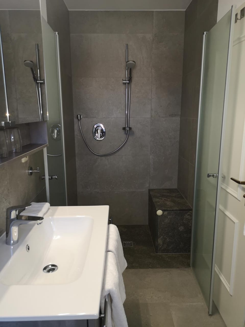 Shower, Bathroom, internet, towels