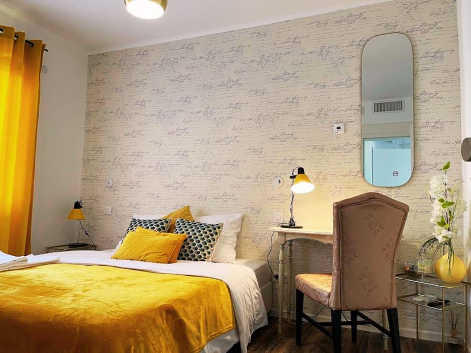 Bed, Photo of the whole room, Decorative detail, Bedroom