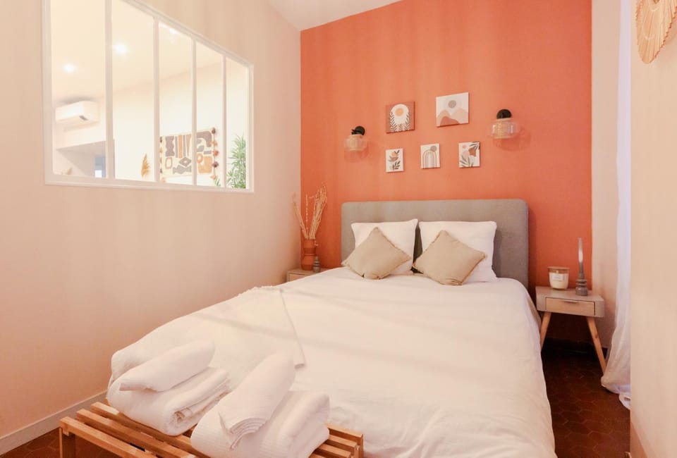 Photo of the whole room, Bedroom