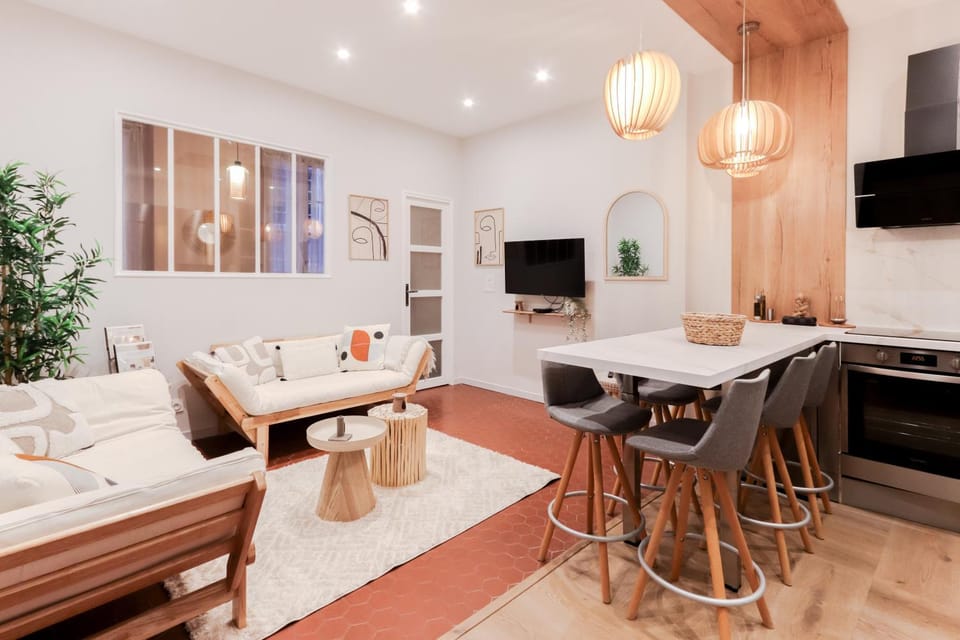 TV and multimedia, Living room, Seating area, Dining area, air conditioner