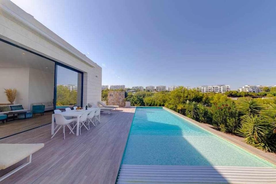 Exclusiva villa con piscina climatizada / Colinas Villa in Vega Baja del Segura