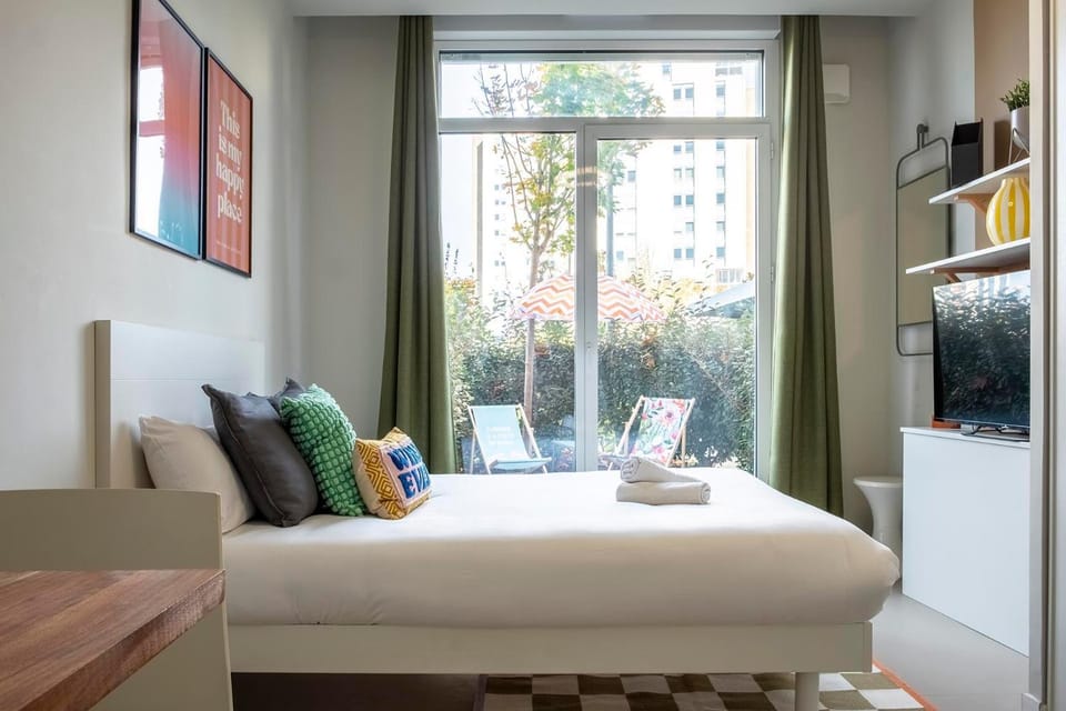 Bed, TV and multimedia, Photo of the whole room, Garden view