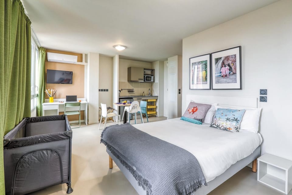 Bed, Photo of the whole room, Dining area, Bedroom, cot