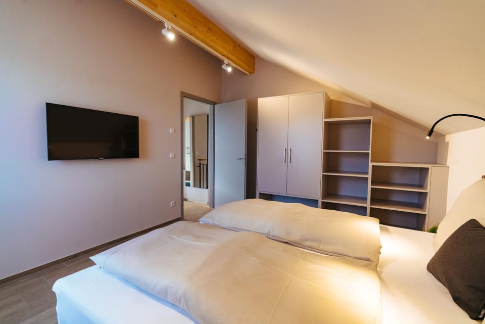 Bed, TV and multimedia, Photo of the whole room, Bedroom, wardrobe