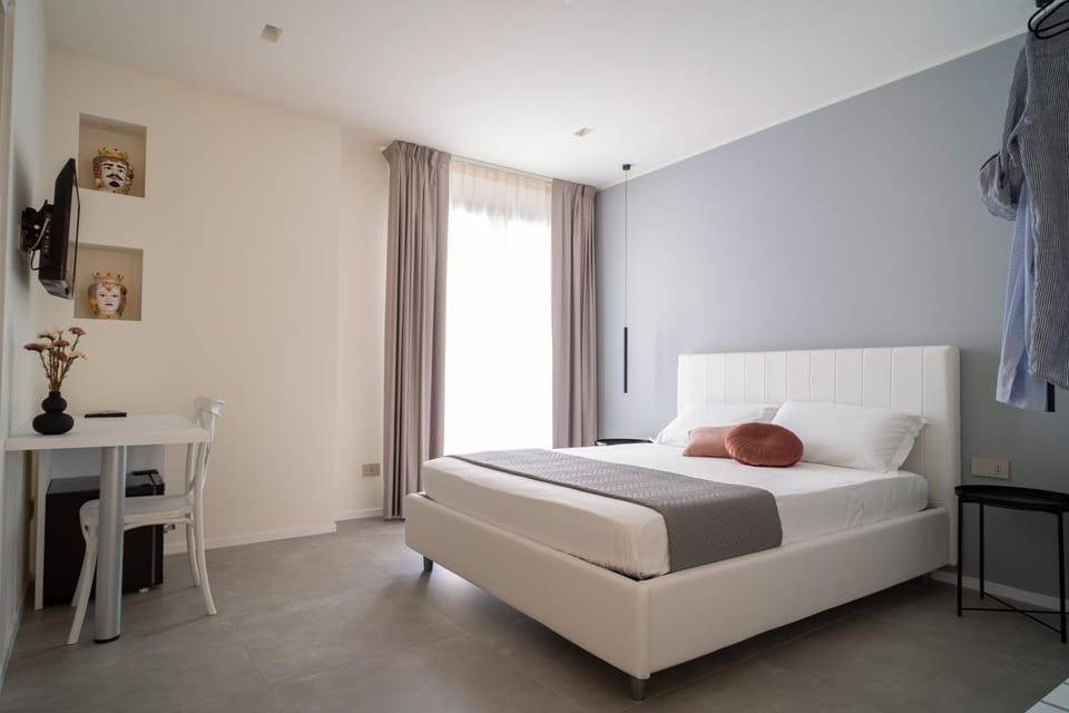 Bed, TV and multimedia, Photo of the whole room, Decorative detail, Bedroom, oven