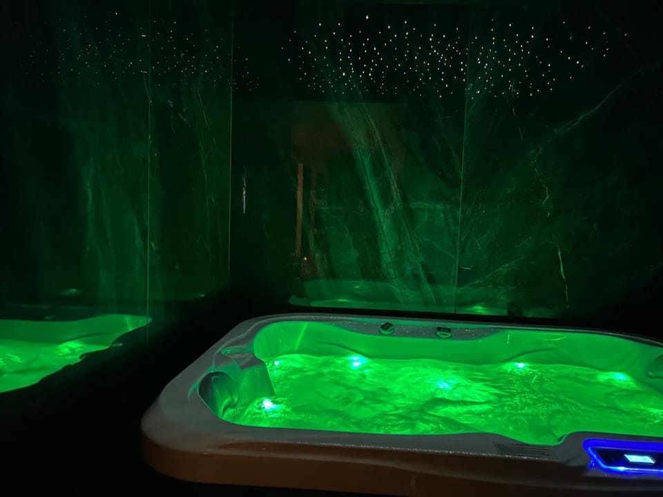 ELÉGANCE & SPA - chambre d'hôtes avec sauna et jacuzzi privatif Love hotel in Occitanie