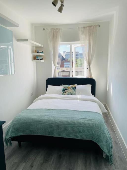 Stunning huge openplan 2Bed flat Apartment in Woking